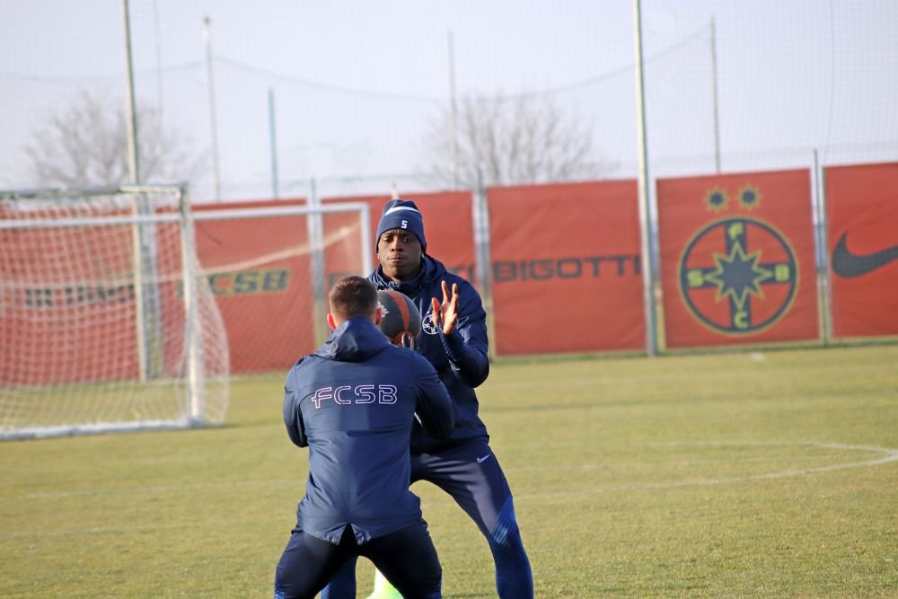 Fotografii de la primul antrenament al FCSB din 2023. Jucătorii, chinuiți de Thomas Neubert cu mingi medicinale_46