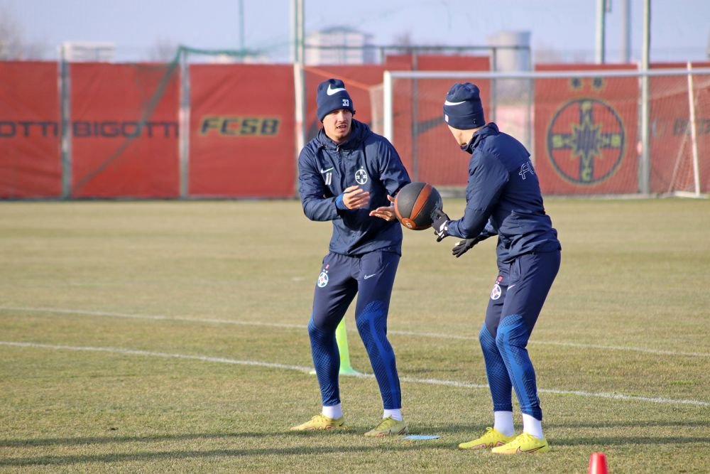 Fotografii de la primul antrenament al FCSB din 2023. Jucătorii, chinuiți de Thomas Neubert cu mingi medicinale_48