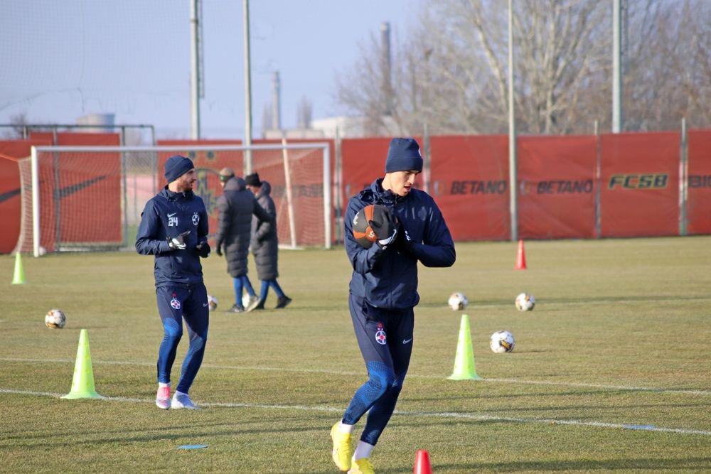 Fotografii de la primul antrenament al FCSB din 2023. Jucătorii, chinuiți de Thomas Neubert cu mingi medicinale_51
