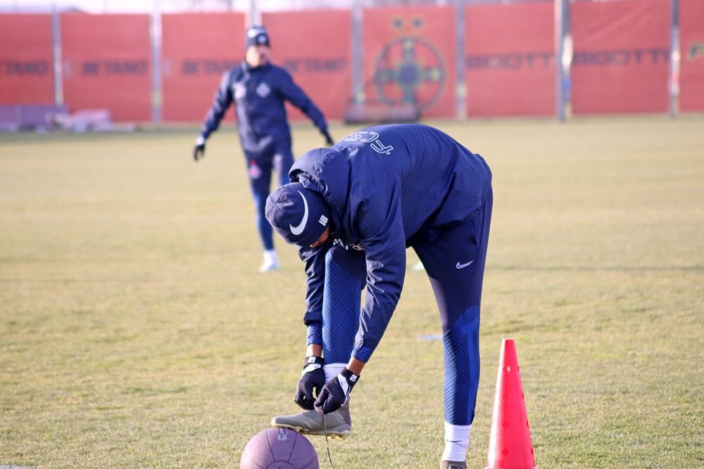 Fotografii de la primul antrenament al FCSB din 2023. Jucătorii, chinuiți de Thomas Neubert cu mingi medicinale_54