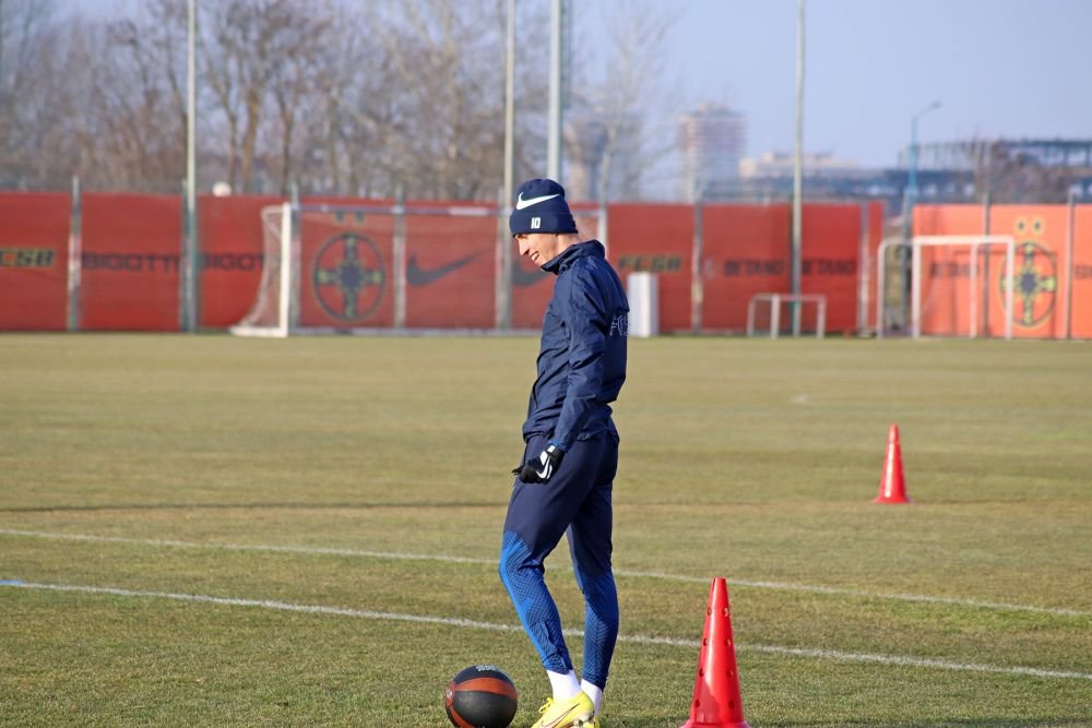 Fotografii de la primul antrenament al FCSB din 2023. Jucătorii, chinuiți de Thomas Neubert cu mingi medicinale_55