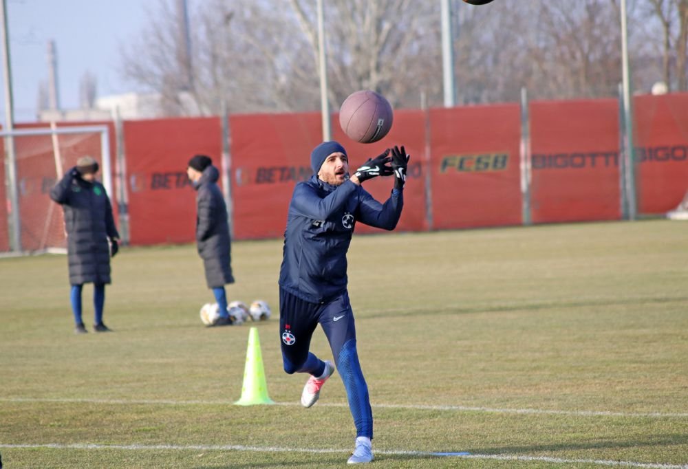 Fotografii de la primul antrenament al FCSB din 2023. Jucătorii, chinuiți de Thomas Neubert cu mingi medicinale_57