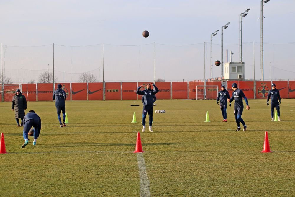 Fotografii de la primul antrenament al FCSB din 2023. Jucătorii, chinuiți de Thomas Neubert cu mingi medicinale_59