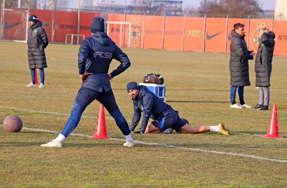 Fotografii de la primul antrenament al FCSB din 2023. Jucătorii, chinuiți de Thomas Neubert cu mingi medicinale_60