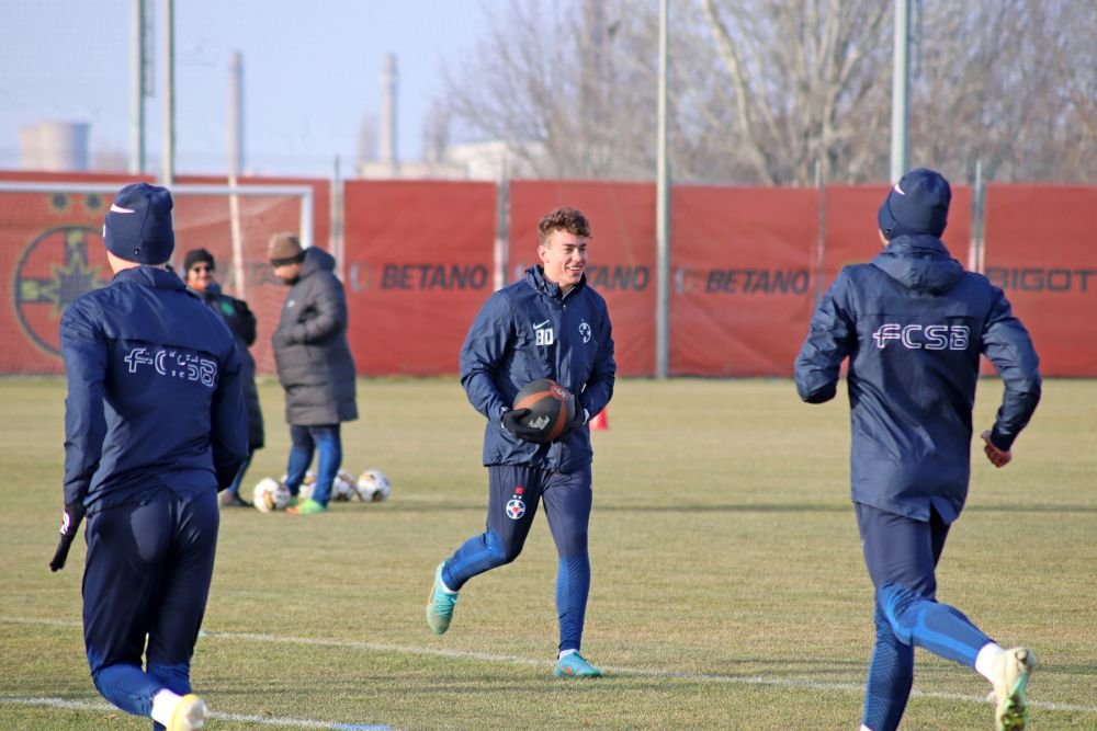 Fotografii de la primul antrenament al FCSB din 2023. Jucătorii, chinuiți de Thomas Neubert cu mingi medicinale_61