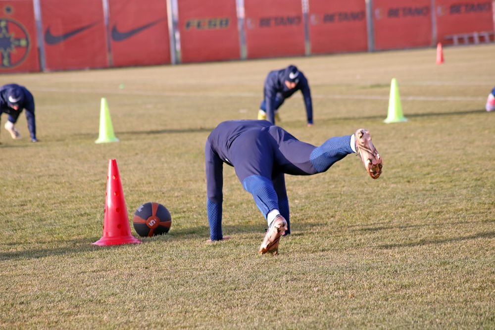 Fotografii de la primul antrenament al FCSB din 2023. Jucătorii, chinuiți de Thomas Neubert cu mingi medicinale_64