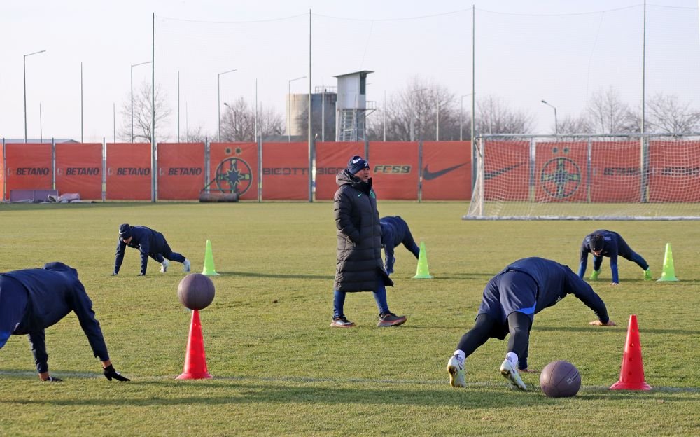 Fotografii de la primul antrenament al FCSB din 2023. Jucătorii, chinuiți de Thomas Neubert cu mingi medicinale_65