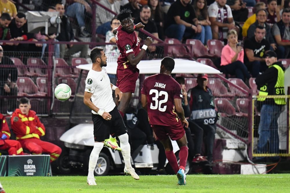 Motivul pentru care a picat transferul lui Emmanuel Yeboah la Slavia Praga! Cehii au bănuit că nu are 19 ani! CFR-ul se apără_2