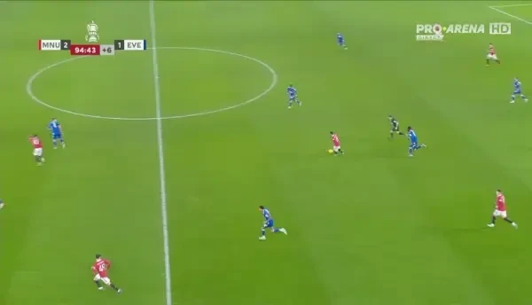 Manchester United - Everton 3-1 | Rashford &icirc;nchide tabela