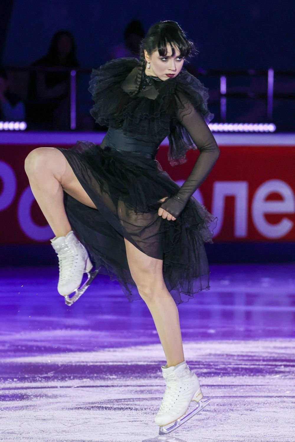 Copilul de aur al patinajului, număr spectaculos din serialul momentului! Preferata lui Vladimir Putin s-a costumat în Wednesday Addams și a făcut show_7