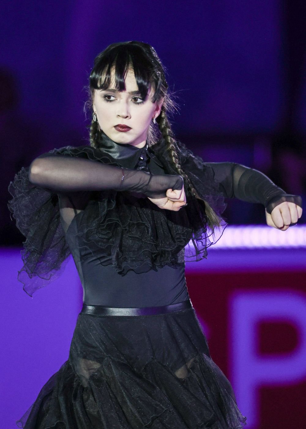 Copilul de aur al patinajului, număr spectaculos din serialul momentului! Preferata lui Vladimir Putin s-a costumat în Wednesday Addams și a făcut show_8