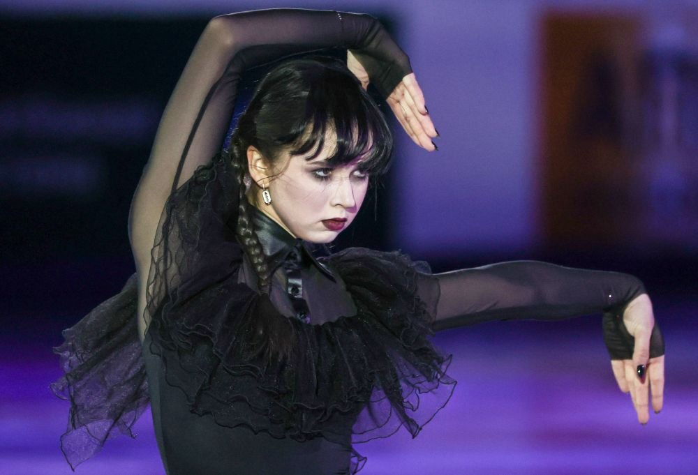 Copilul de aur al patinajului, număr spectaculos din serialul momentului! Preferata lui Vladimir Putin s-a costumat în Wednesday Addams și a făcut show_12