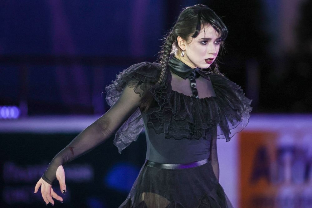 Copilul de aur al patinajului, număr spectaculos din serialul momentului! Preferata lui Vladimir Putin s-a costumat în Wednesday Addams și a făcut show_15