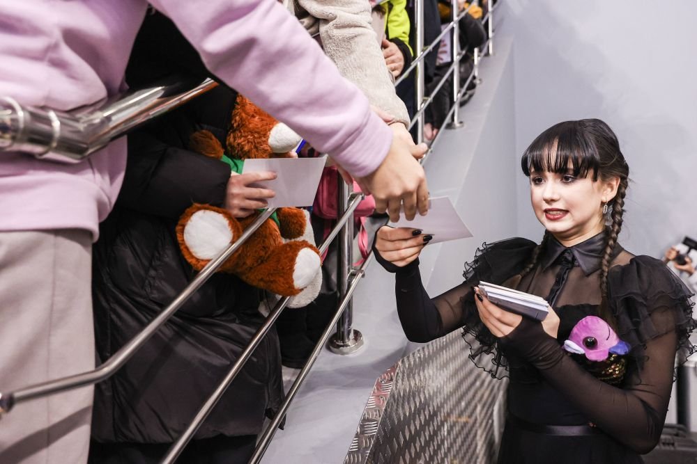 Copilul de aur al patinajului, număr spectaculos din serialul momentului! Preferata lui Vladimir Putin s-a costumat în Wednesday Addams și a făcut show_16