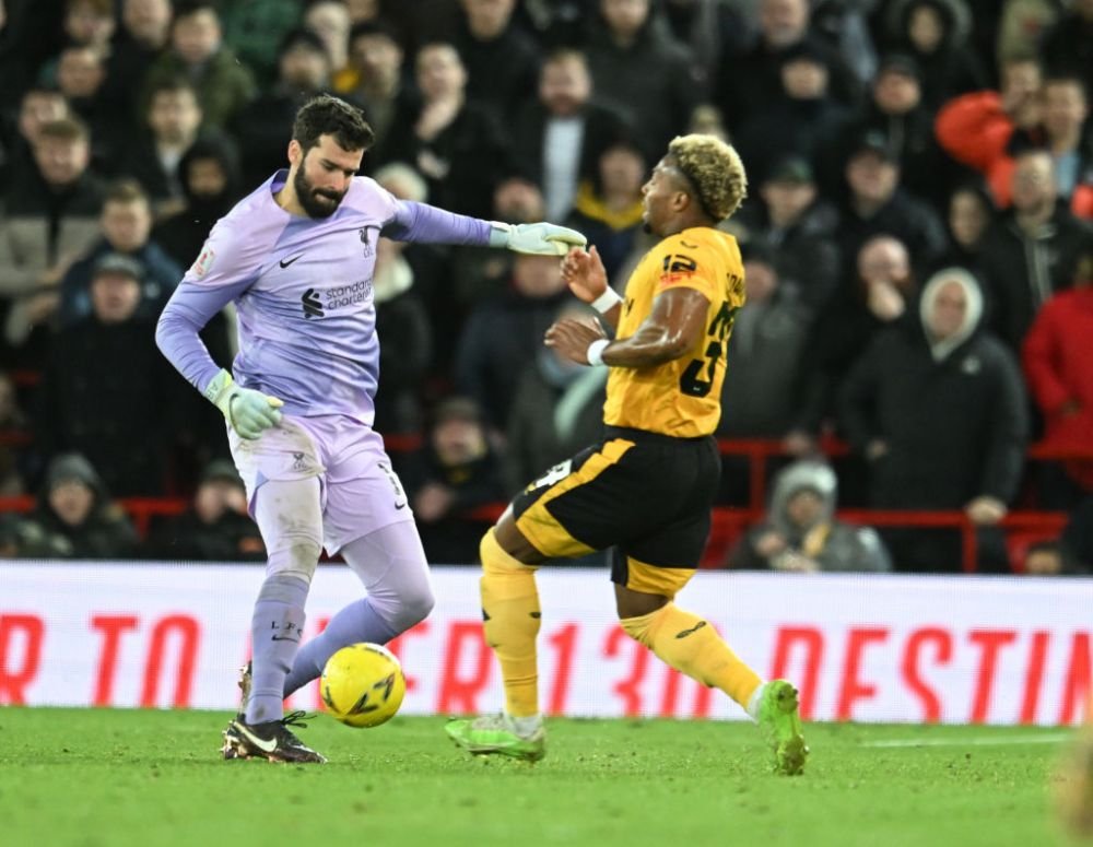 Karius, tu ești?! Gafă uriașă făcută de Alisson în Liverpool - Wolves _2