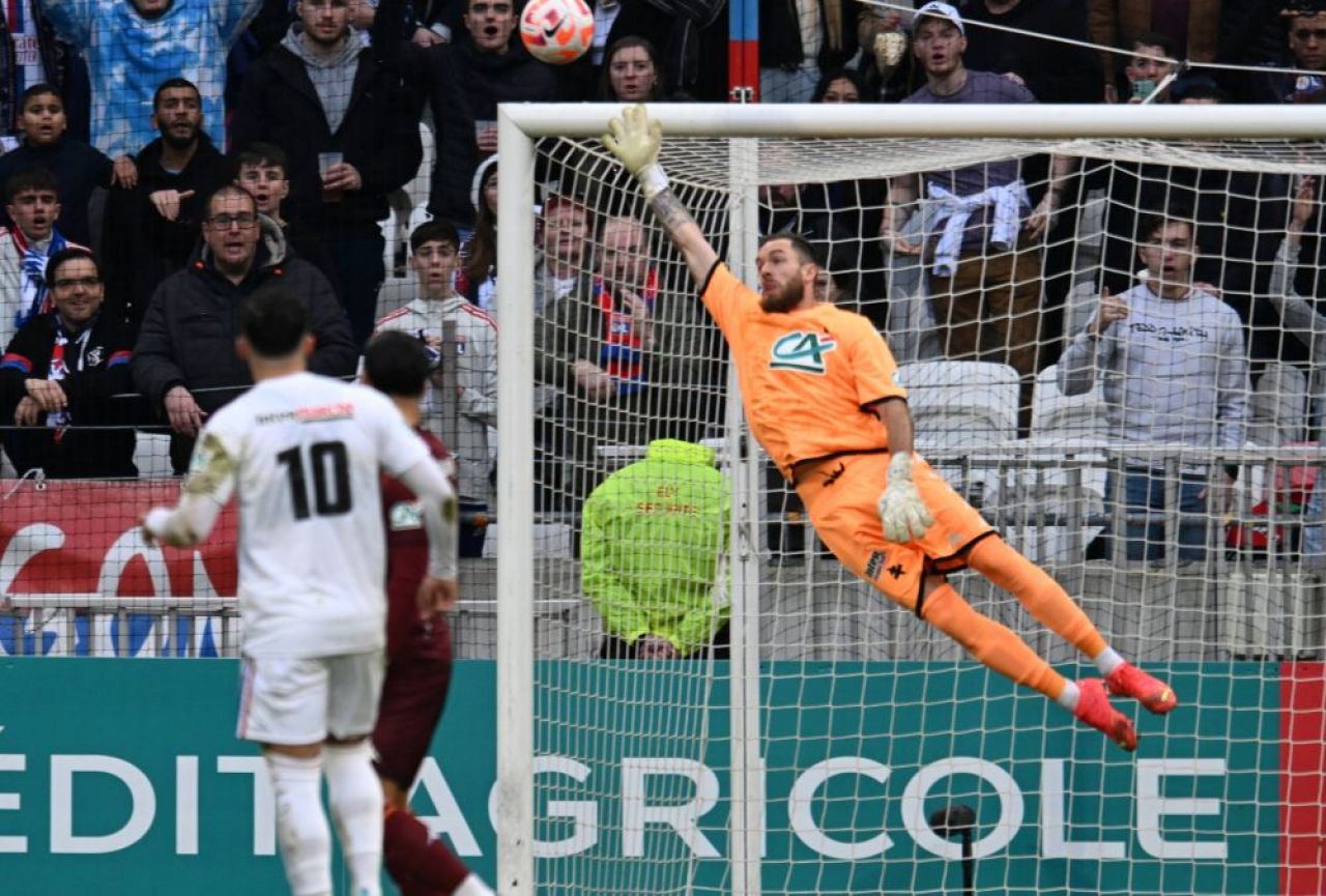 Portarul lui Boloni a făcut henț în careul advers + autogol decisiv în Lyon - Metz, meci din Cupa Franței!_4