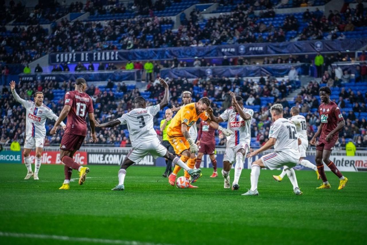 Portarul lui Boloni a făcut henț în careul advers + autogol decisiv în Lyon - Metz, meci din Cupa Franței!_6