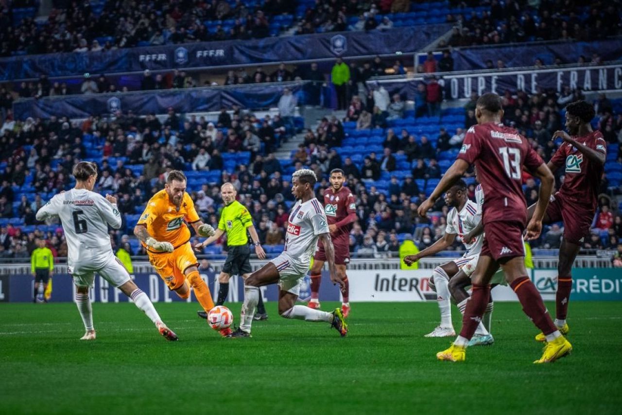 Portarul lui Boloni a făcut henț în careul advers + autogol decisiv în Lyon - Metz, meci din Cupa Franței!_1