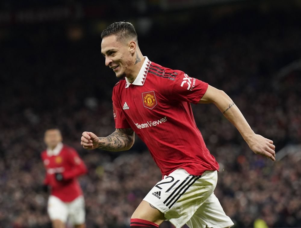 Starul adus de Manchester United în vară, surprins cu un bolid de aproape 400.000 euro la antrenament!_2