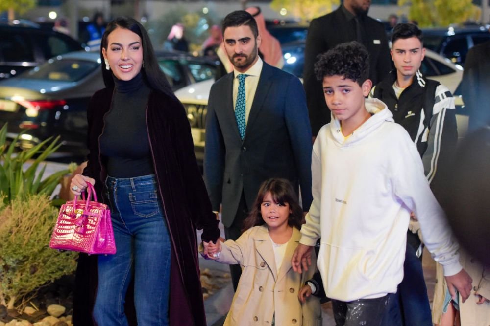 Georgina Rodriguez, apariție de milioane, la propriu, la prezentarea lui Cristiano Ronaldo. C&acirc;t a costat outfit-ul este incredibil