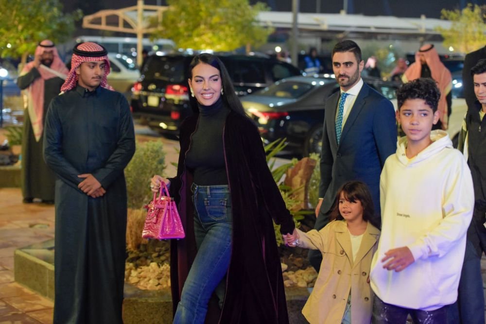 Georgina Rodriguez, apariție de milioane, la propriu, la prezentarea lui Cristiano Ronaldo. Cât a costat outfit-ul este incredibil_27