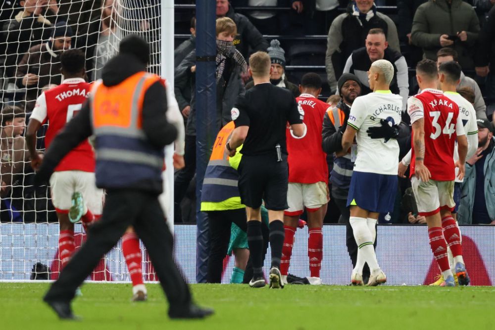 Imagini scandaloase! Un fan l-a lovit cu piciorul pe portarul lui Arsenal _1