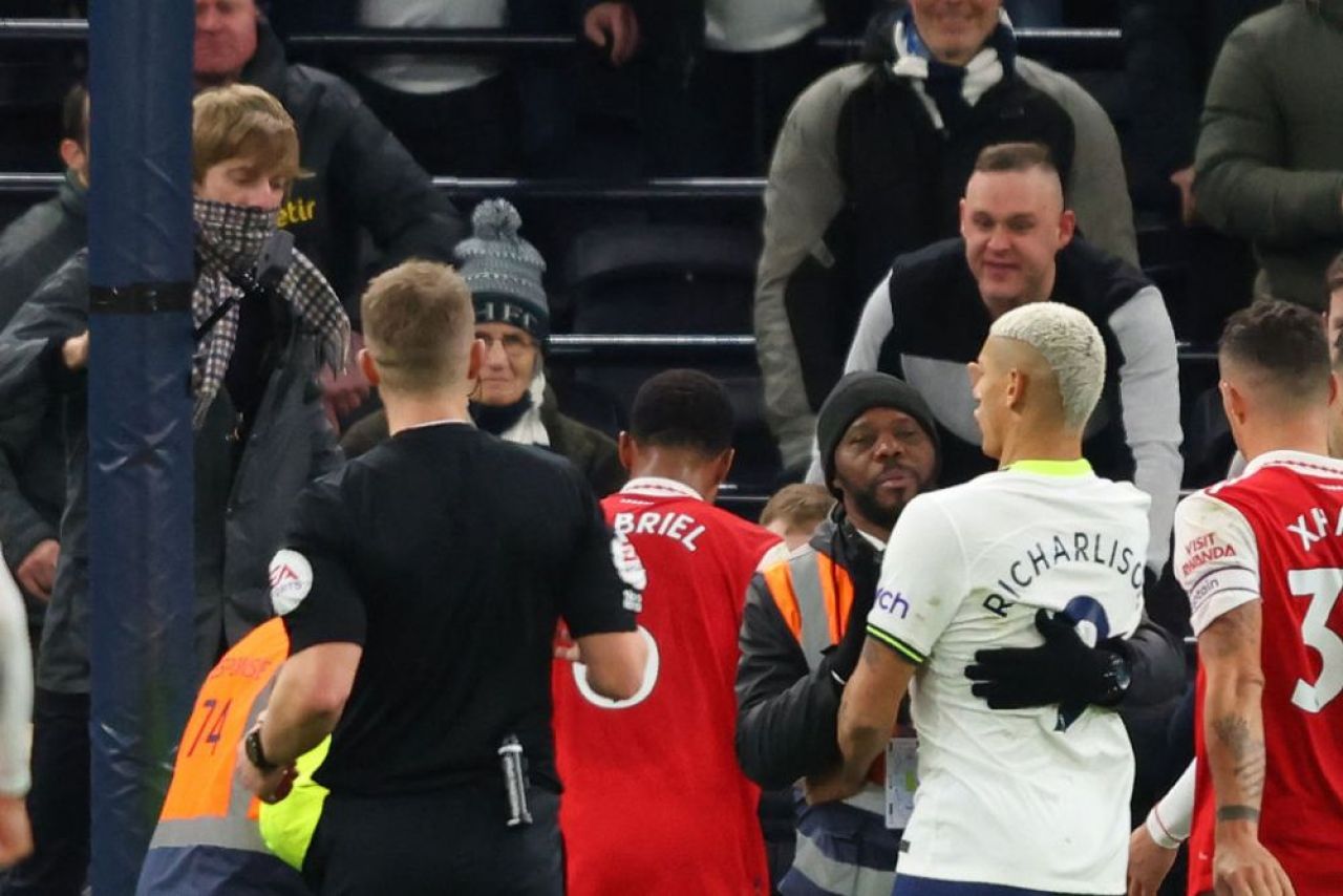 Imagini scandaloase! Un fan l-a lovit cu piciorul pe portarul lui Arsenal _2