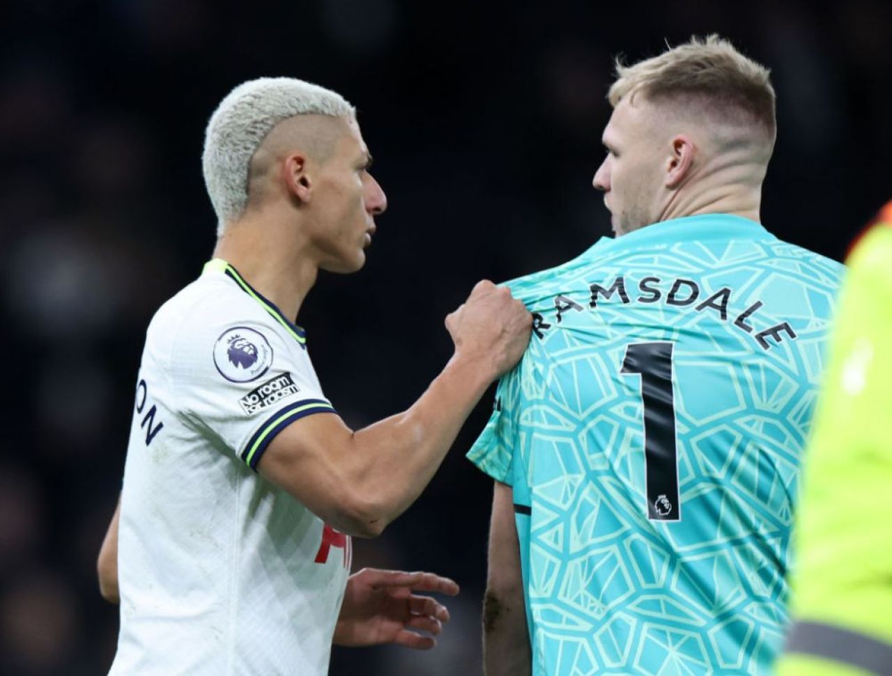 Imagini scandaloase! Un fan l-a lovit cu piciorul pe portarul lui Arsenal _3