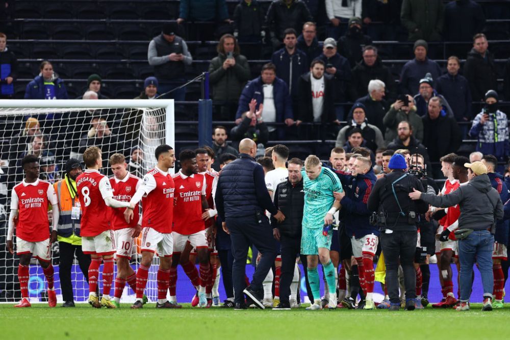 Imagini scandaloase! Un fan l-a lovit cu piciorul pe portarul lui Arsenal _4