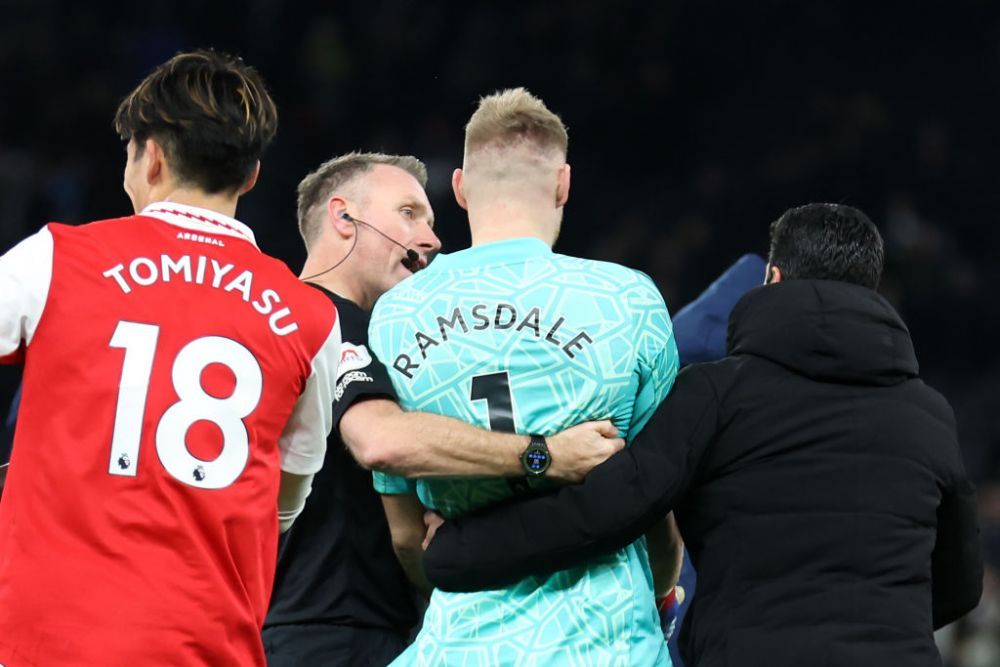 Imagini scandaloase! Un fan l-a lovit cu piciorul pe portarul lui Arsenal _5