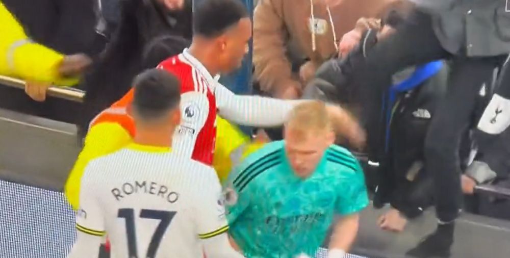 Imagini scandaloase! Un fan l-a lovit cu piciorul pe portarul lui Arsenal _7