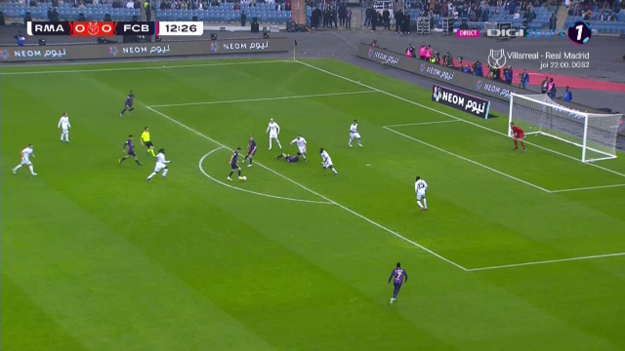 Cât pe-aci să despice bara în două! Lewandowski a zguduit stâlpul porții cu șutul ăsta_1
