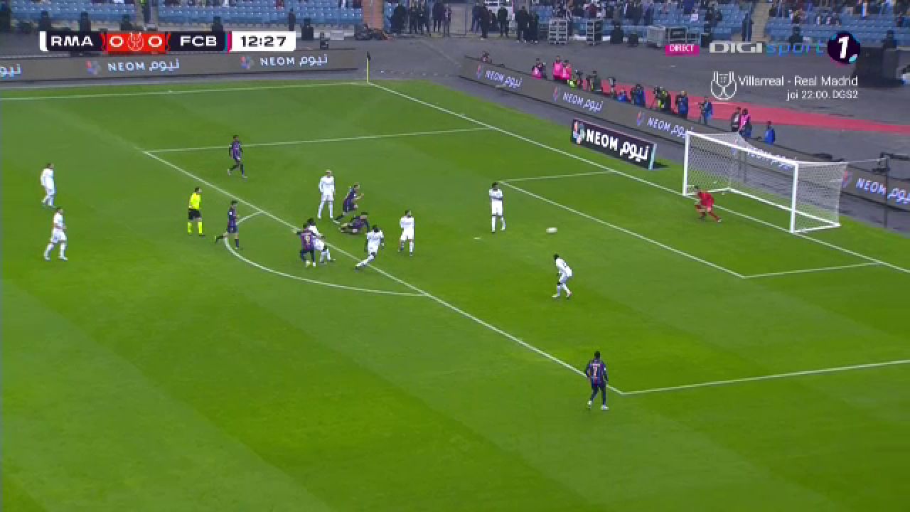Cât pe-aci să despice bara în două! Lewandowski a zguduit stâlpul porții cu șutul ăsta_4