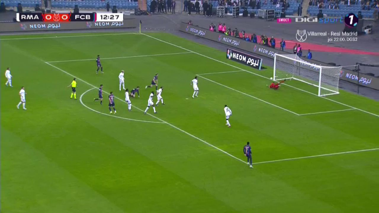 Cât pe-aci să despice bara în două! Lewandowski a zguduit stâlpul porții cu șutul ăsta_6