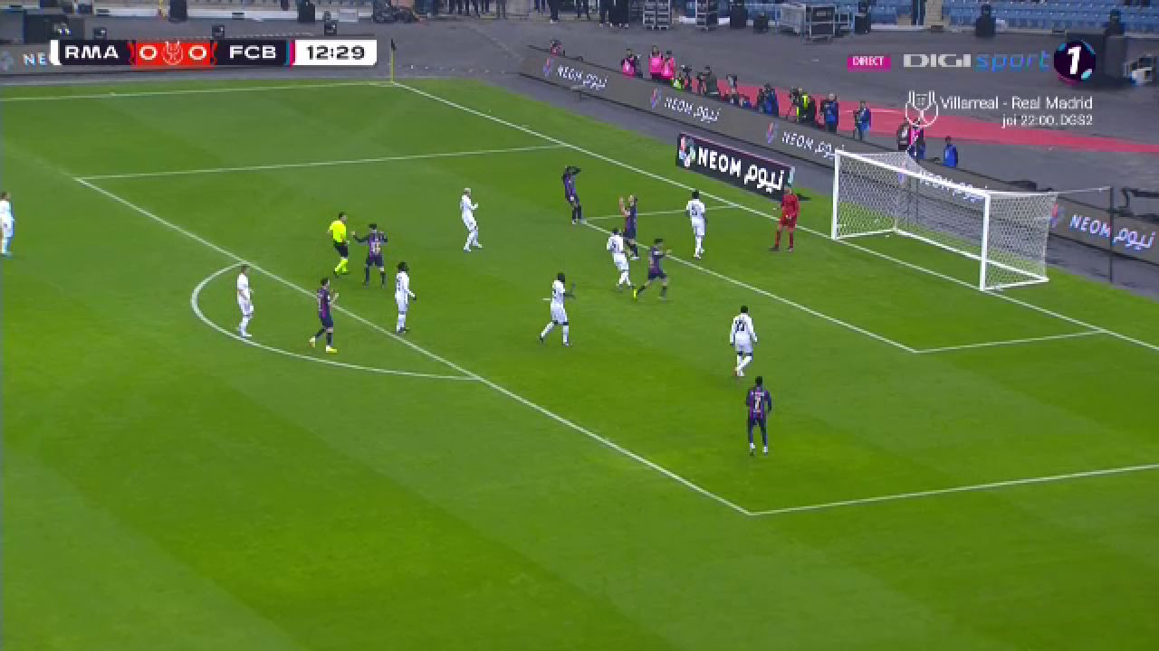 Cât pe-aci să despice bara în două! Lewandowski a zguduit stâlpul porții cu șutul ăsta_13