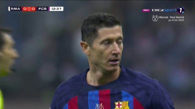 Cât pe-aci să despice bara în două! Lewandowski a zguduit stâlpul porții cu șutul ăsta_17