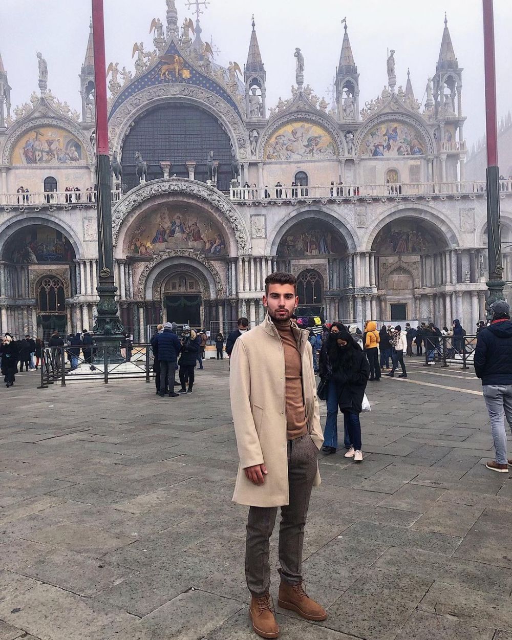 Povestea unui fotbalist neobișnuit. Vorbește două limbi străine, a fost olimpic la matematică și e student la management la ASE_1
