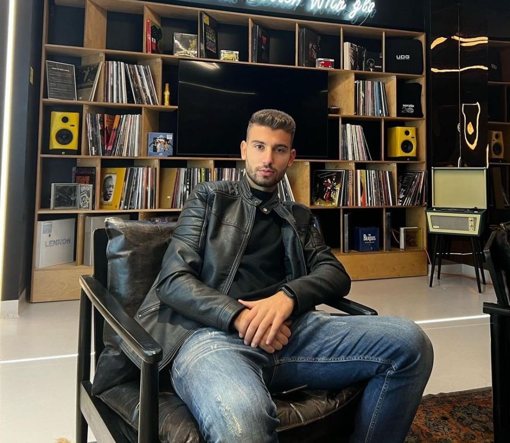 Povestea unui fotbalist neobișnuit. Vorbește două limbi străine, a fost olimpic la matematică și e student la management la ASE_6