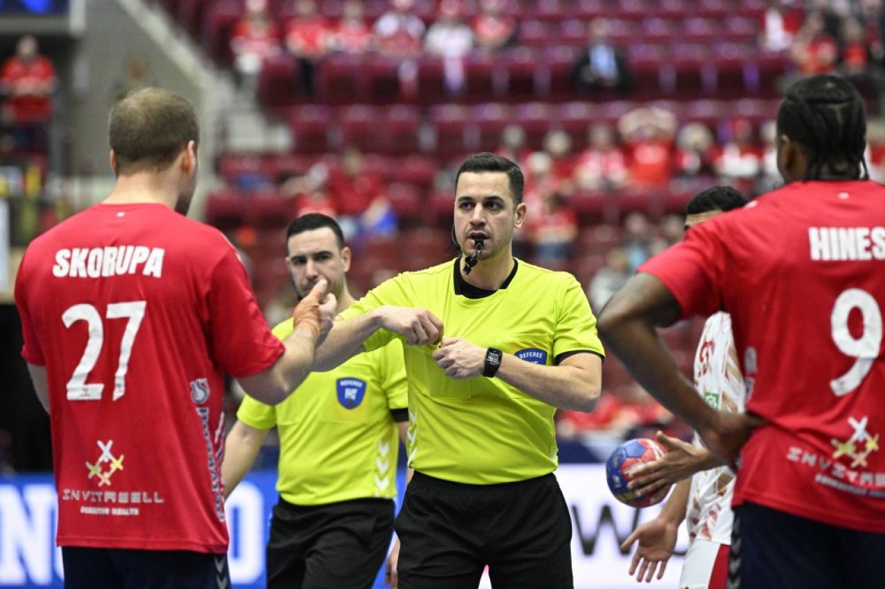 Suarez, tu ești?! A uitat unde se află și și-a mușcat de mână adversarul la Campionatul Mondial _5