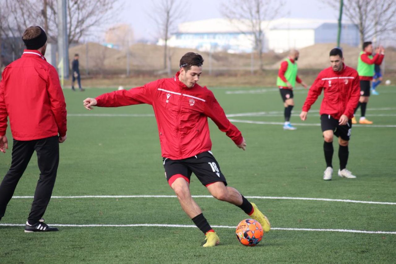 Dinamo nu a reușit să treacă de echipa lui Vali Lazăr în primul meci al anului! A debutat unul dintre ”gemenii golului”_6