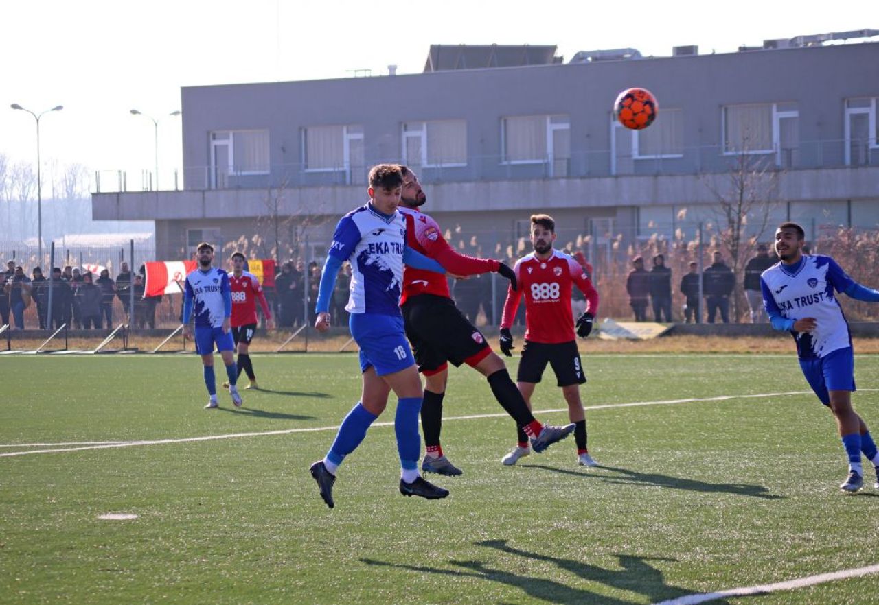 Dinamo nu a reușit să treacă de echipa lui Vali Lazăr în primul meci al anului! A debutat unul dintre ”gemenii golului”_30