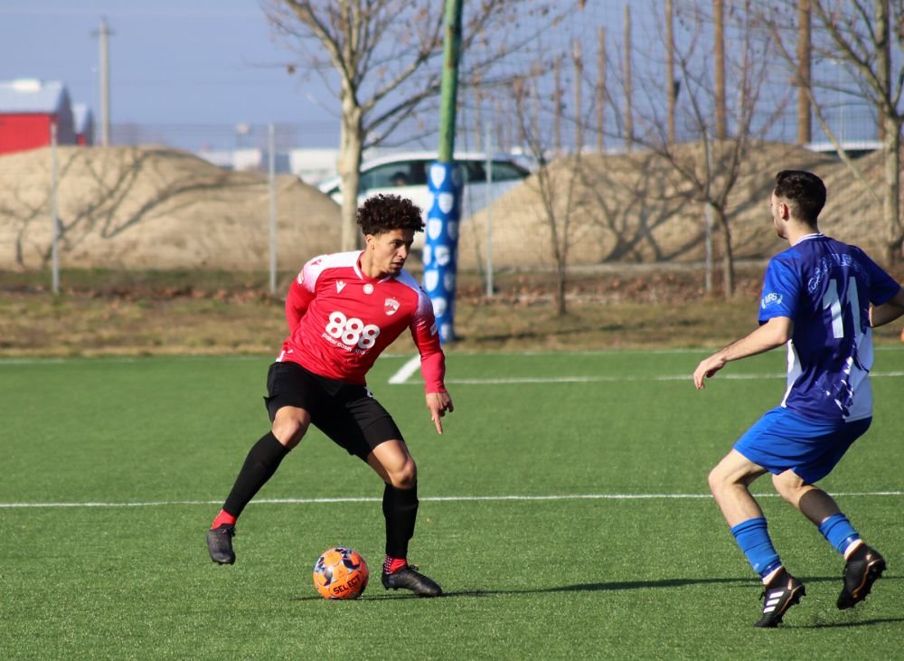 Dinamo nu a reușit să treacă de echipa lui Vali Lazăr în primul meci al anului! A debutat unul dintre ”gemenii golului”_36