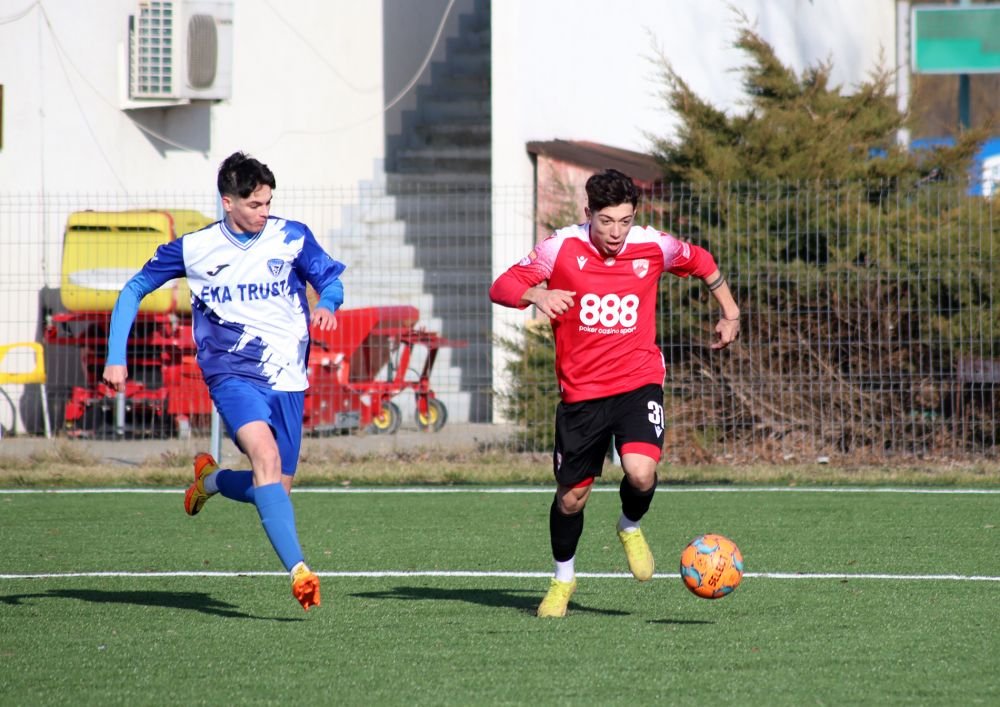 Dinamo nu a reușit să treacă de echipa lui Vali Lazăr în primul meci al anului! A debutat unul dintre ”gemenii golului”_45
