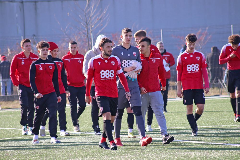 Dinamo nu a reușit să treacă de echipa lui Vali Lazăr în primul meci al anului! A debutat unul dintre ”gemenii golului”_50