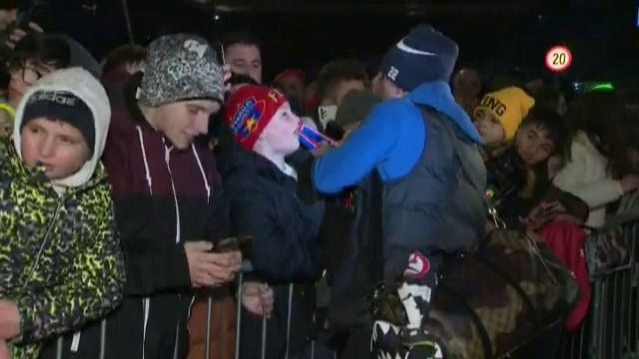 Sare pe rană! După debutul la FCSB, Deian Sorescu a dat autografe cu o eșarfă anti-Dinamo_1