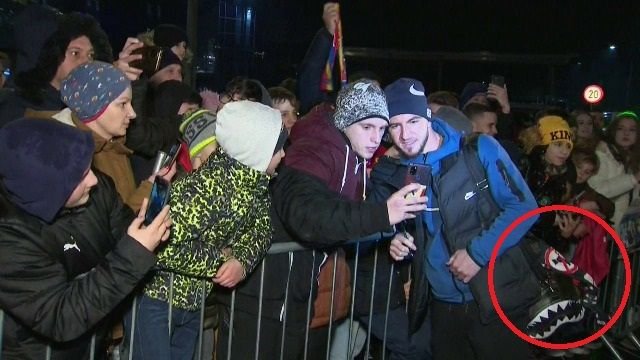 Sare pe rană! După debutul la FCSB, Deian Sorescu a dat autografe cu o eșarfă anti-Dinamo_2
