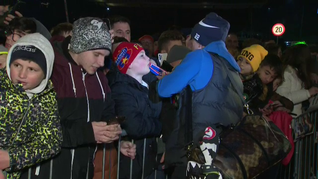 Sare pe rană! După debutul la FCSB, Deian Sorescu a dat autografe cu o eșarfă anti-Dinamo_3