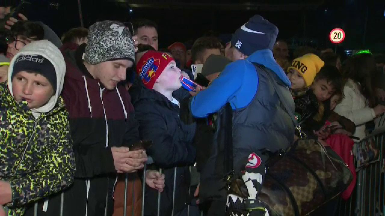 Sare pe rană! După debutul la FCSB, Deian Sorescu a dat autografe cu o eșarfă anti-Dinamo_3