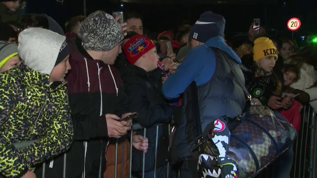 Sare pe rană! După debutul la FCSB, Deian Sorescu a dat autografe cu o eșarfă anti-Dinamo_4