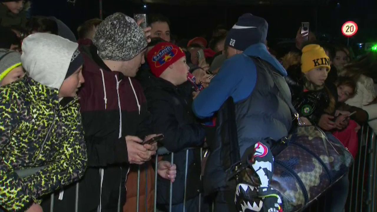 Sare pe rană! După debutul la FCSB, Deian Sorescu a dat autografe cu o eșarfă anti-Dinamo_4